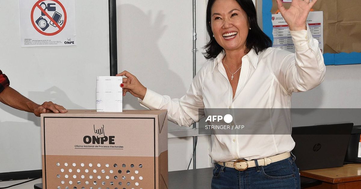 Keiko Fujimori lidera sondeos a boca de urna en convulsas presidenciales de Perú
