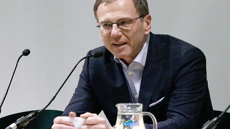 Presentador estrella se confina en TV austriaca para seguir informando