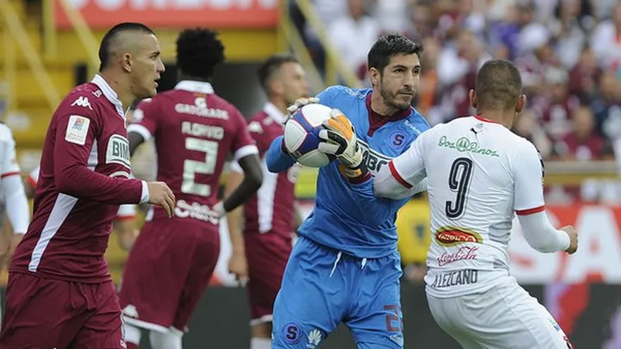 Penedo y Machado salen airosos en el clásico de Costa Rica con Saprissa