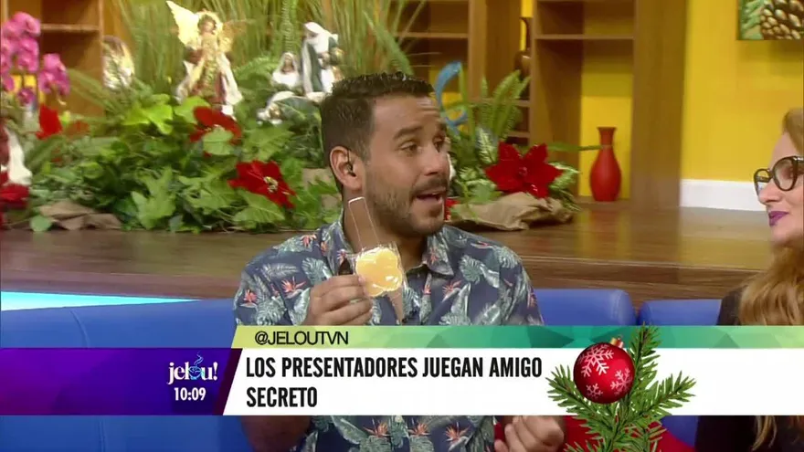 Los presentadores juegan al amigo secreto