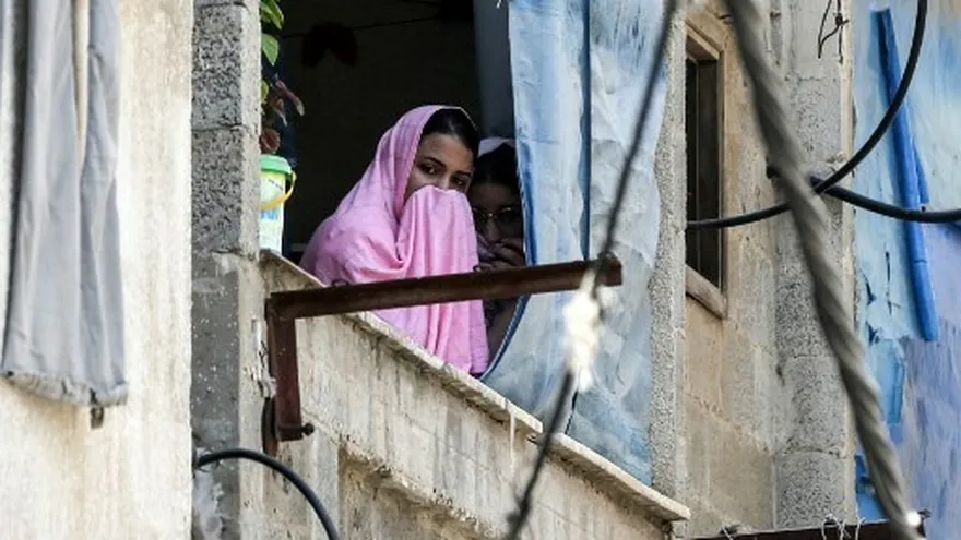 Los familiares del miembro de seguridad de Hamas, Salama al-Nadeem, de 32 años, observan su procesión fúnebre en la ciudad de Gaza.