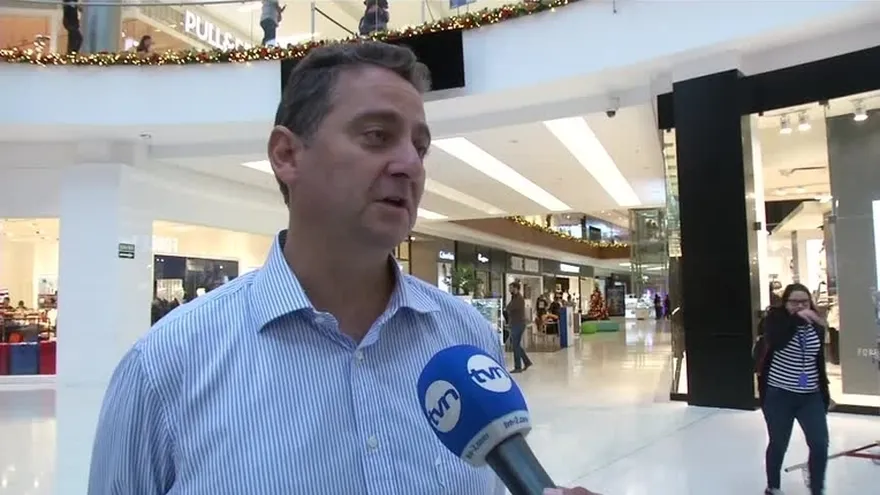 Siguen llegando personas a los centros comerciales por 'Black Friday'