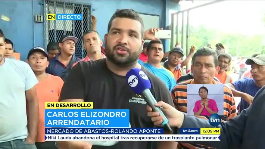 Vendedores del Mercado de Abastos cierran vía pública como protesta