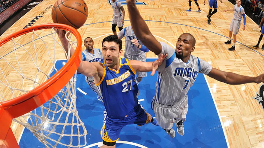 Acción del partido entre los Warriors  y los Raptors