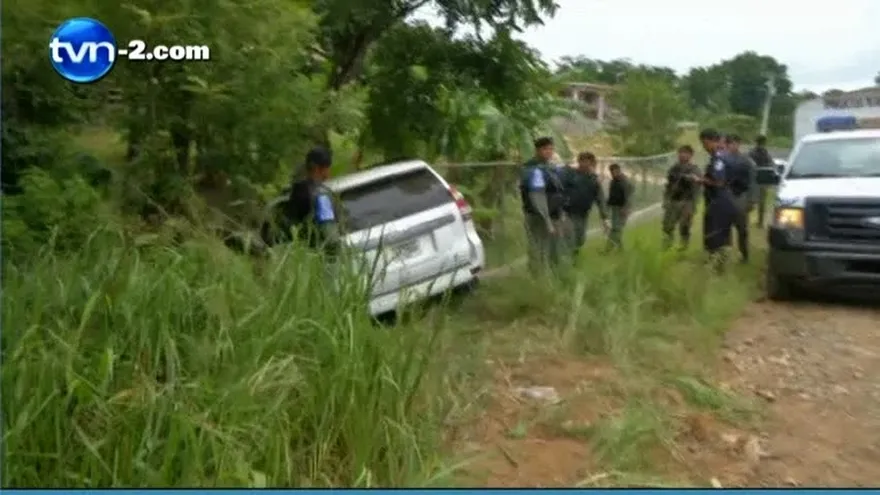 Policías hallan dos camionetas con sacos con drogas