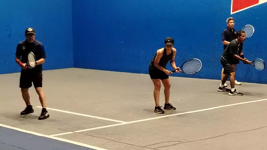 Atletas que compiten en frontenis