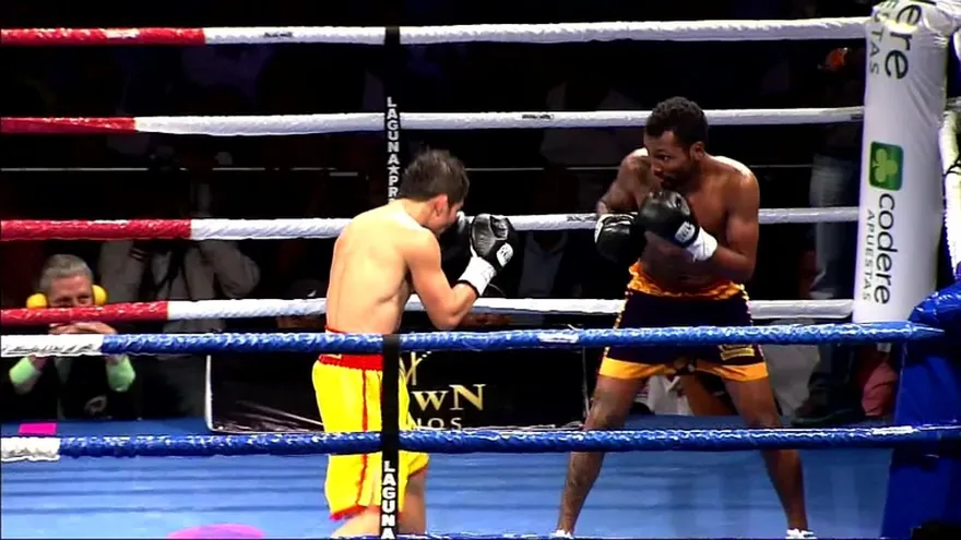 Anselmo Moreno campeón plata gallo CMB