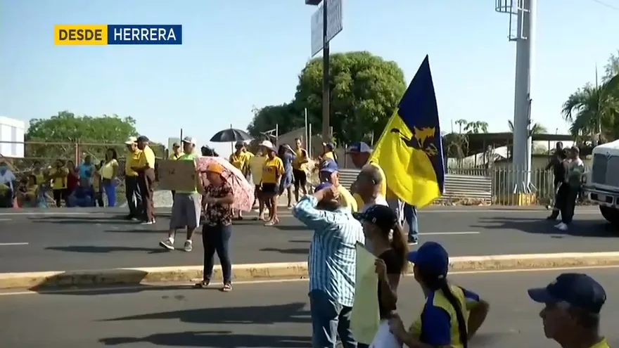 Fanáticos herreranos protestan y cierran vía