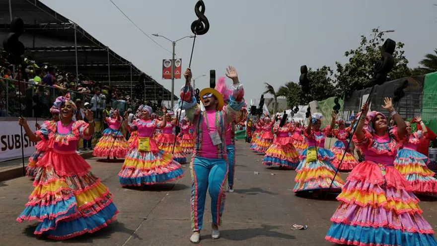 Integrantes de una comparsa participan este sábado en el desfile de la Batalla de Flores, que da inicio al Carnaval de Barranquilla, en Barranquilla (Colombia).