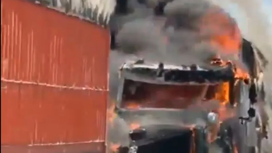 Captura de video del camión incendiado