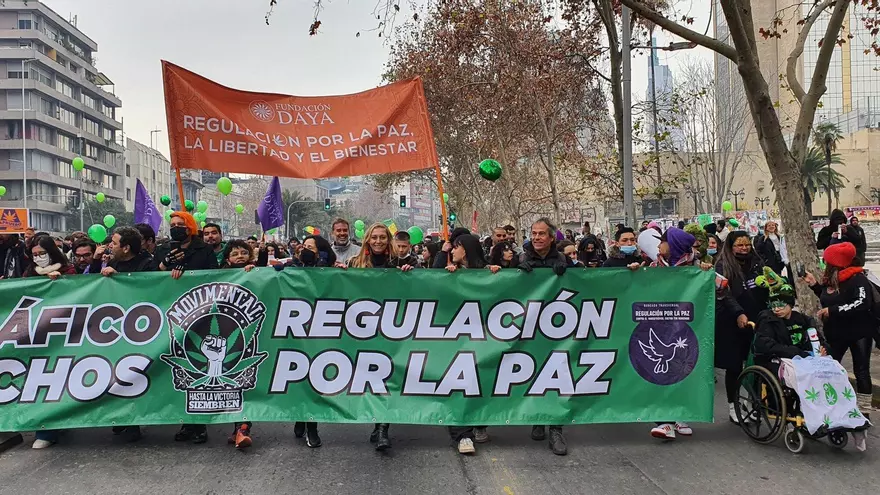 Cientos participan de la marcha en Chile