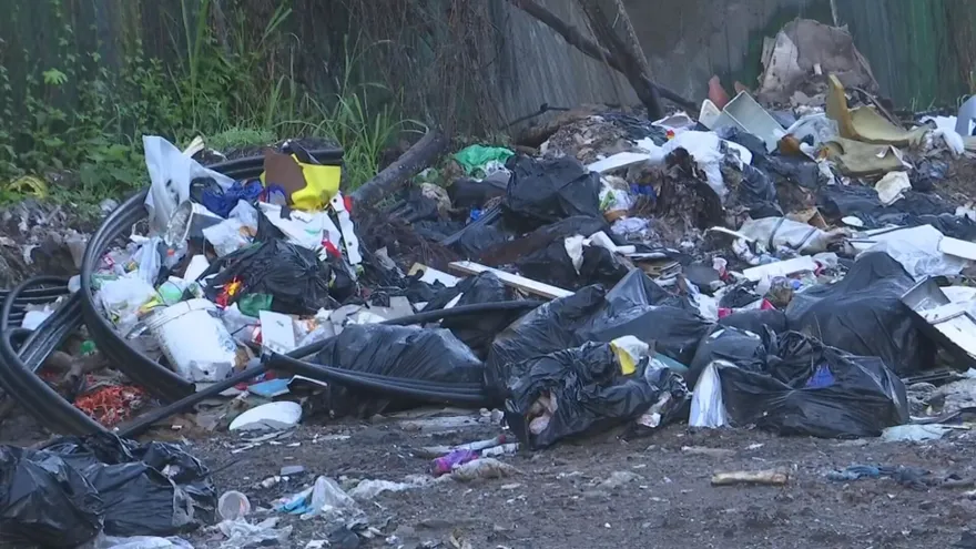 Calles en pacora es convertida en vertedero de todo tipo de desperdicios