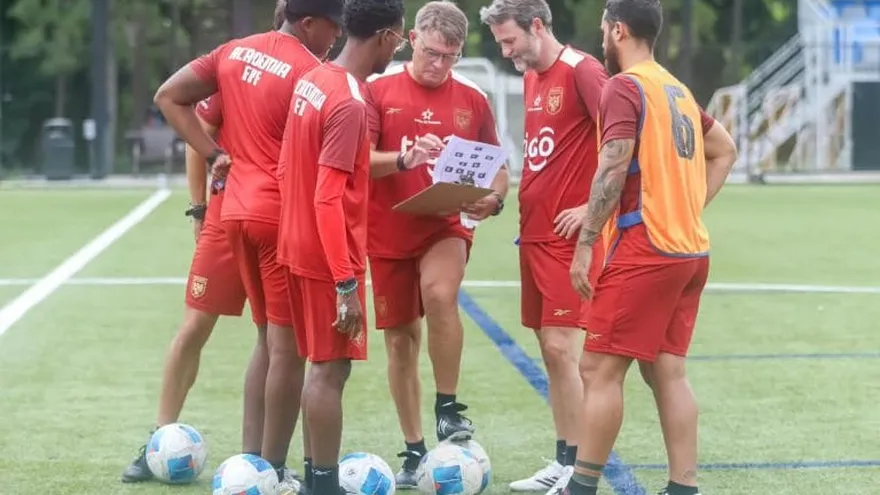Pedro Morilla Pineda (c) junto a un grupo de instructores, entre ellos el técnico Thomas Christiansen