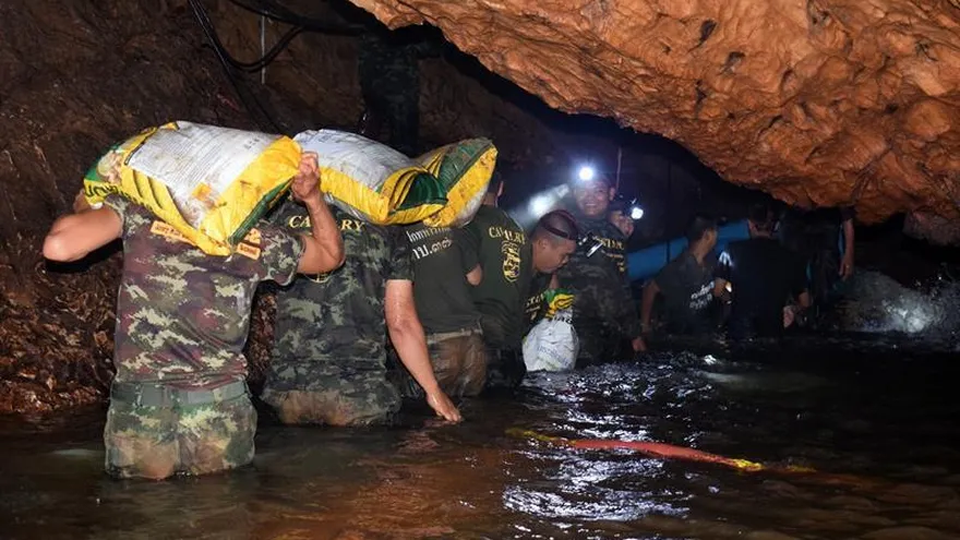 Muere un socorrista en la cueva de Tailandia tras ayudar a niños atrapados.