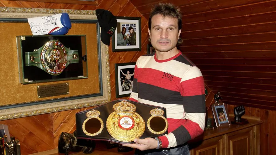 Ex campeón mundial de boxeo lleva comida a las familias afectadas por el Covid-19