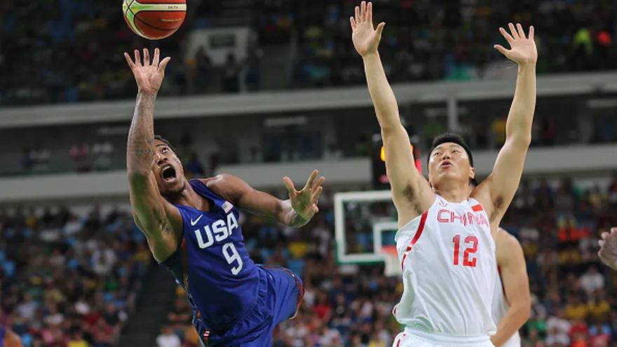DeMar DeRozan (9) va tras el balón ante la cobertura de Gen Li (12)