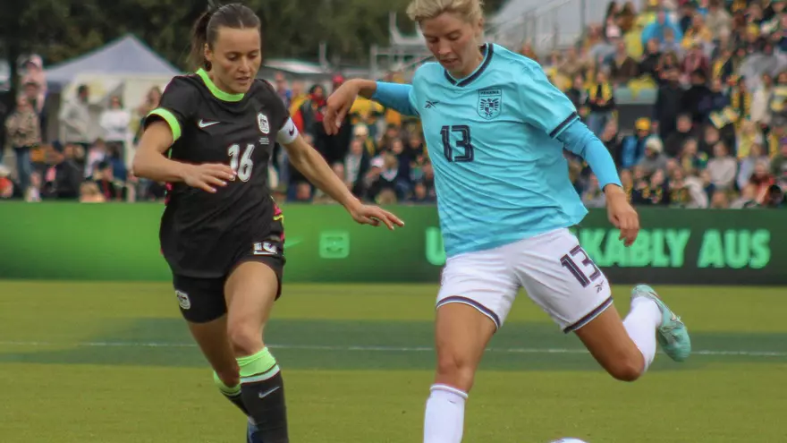 Riley Tanner (d) durante el primer partido amistoso ante Australia