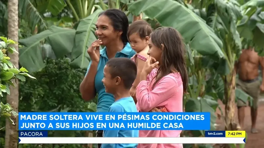 Madre vive en pésimas condiciones junto a sus hijos