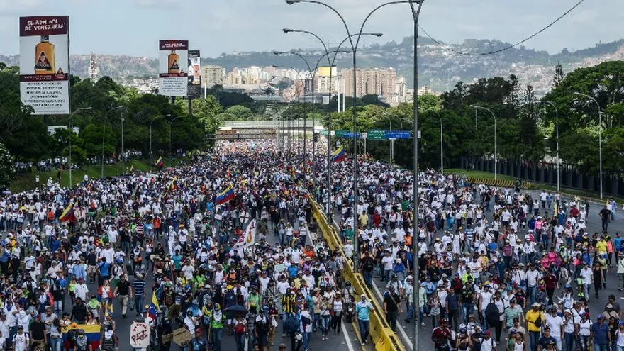 Más de 200.000 personas salieron a calle hoy en una jornada de protesta contra el gobierno de Nicolás Maduro en Venezuela.
