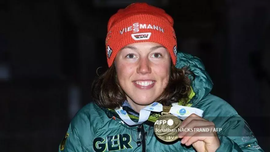 La biatleta alemana Laura Dahlmeier celebra durante la ceremonia de entrega de medallas de la competencia de persecución de 10 km femenina en el Campeonato Mundial de Biatlón de la IBU en Östersund, Suecia, el 10 de marzo de 2019. La ex biatleta alemana Laura Dahlmeier resultó gravemente herida en un accidente de montañismo tras una caída de rocas en Pakistán el 28 de julio de 2025, según su representación.