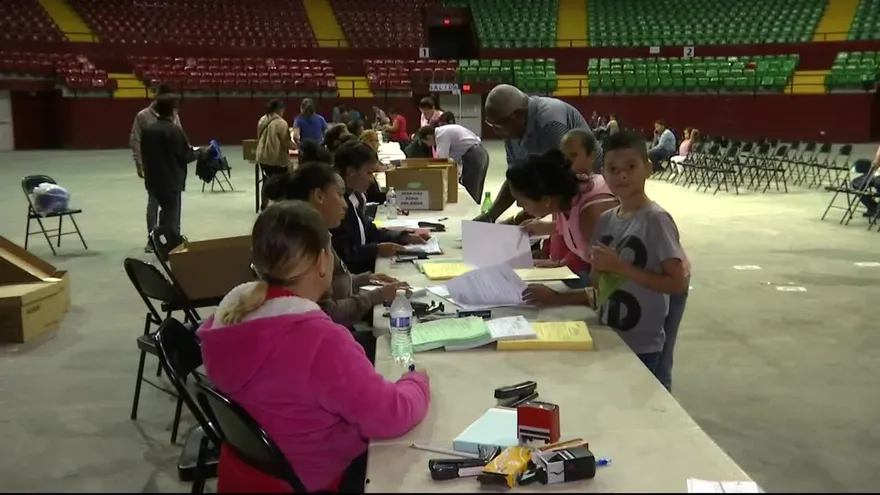 Entregan documentos de estudiantes que ganaron concurso de becas