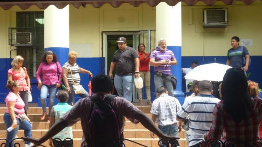 Docentes irrumpen en instalaciones del Meduca rociando insecticida
