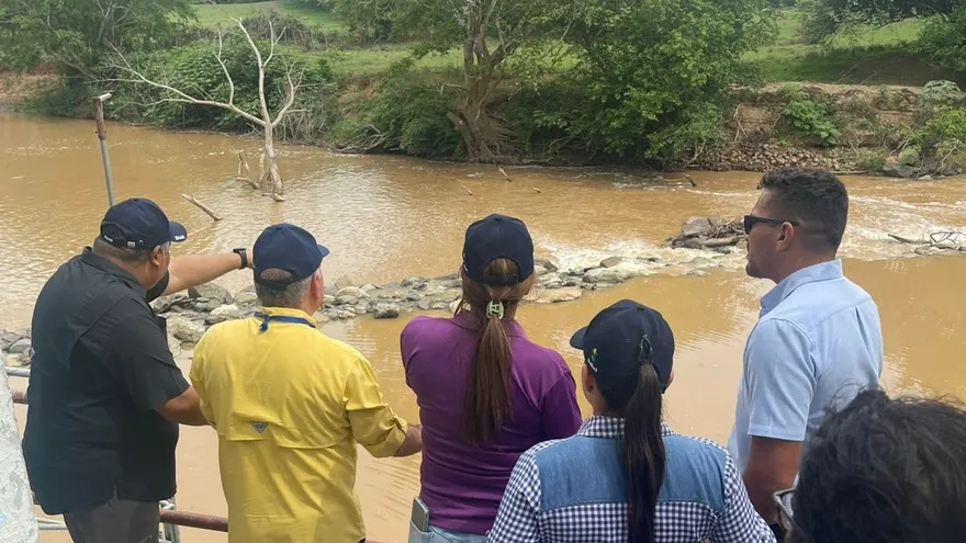 Autoridades inspeccionan el río La Villa.