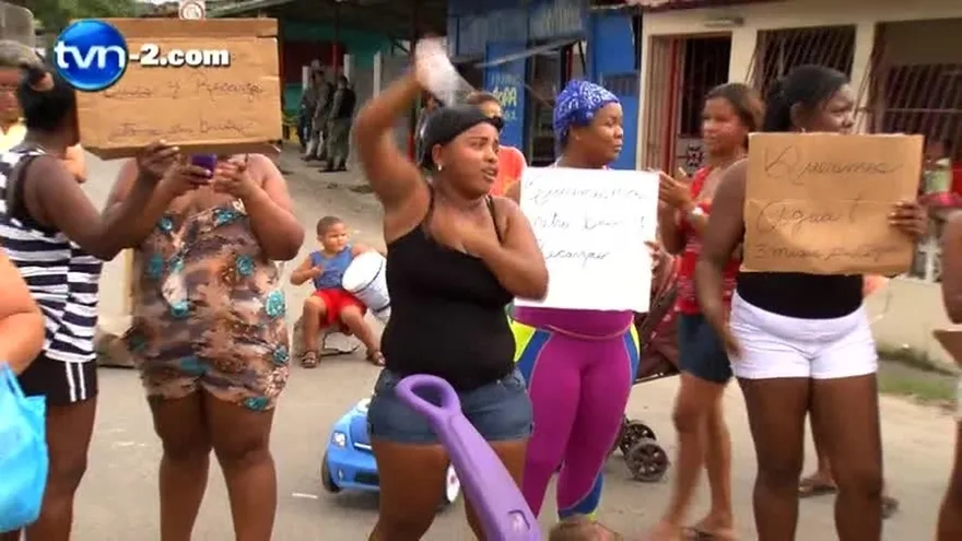 Comunidad exige agua y transporte regular