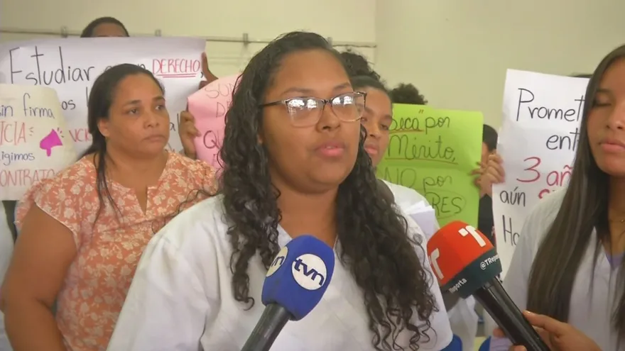 Estudiantes de Medicina protestan en el Ifarhu por becas no formalizadas y bloqueo de matrícula