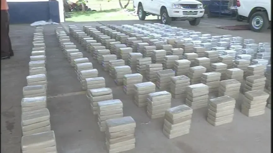 Decomisan más de mil kilos de droga y detienen a cuatro colombianos