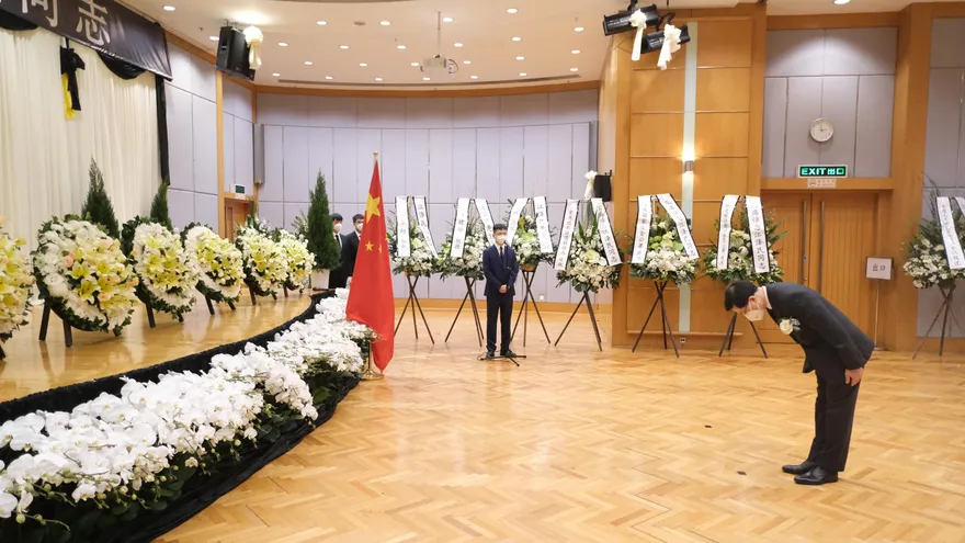 Personas rinden tributo a la memoria del expresidente chino