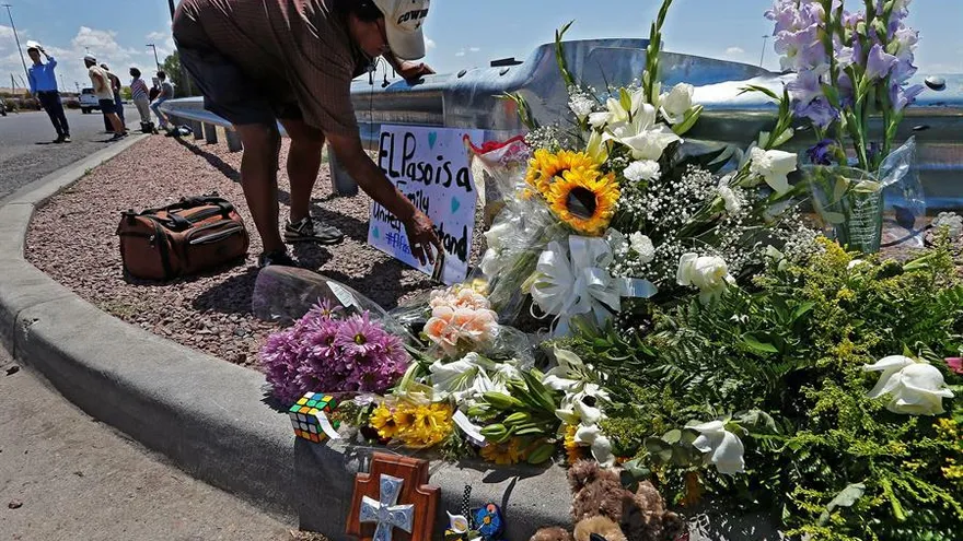 México planea demandar por 'terrorismo' al autor del tiroteo en Texas.