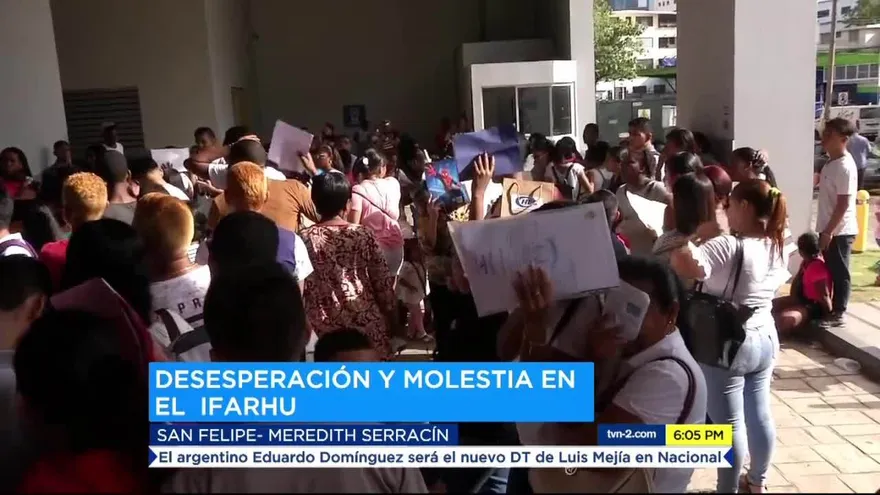 Estudiantes y acudientes saturan oficina del Ifarhu por cobro de Beca Universal