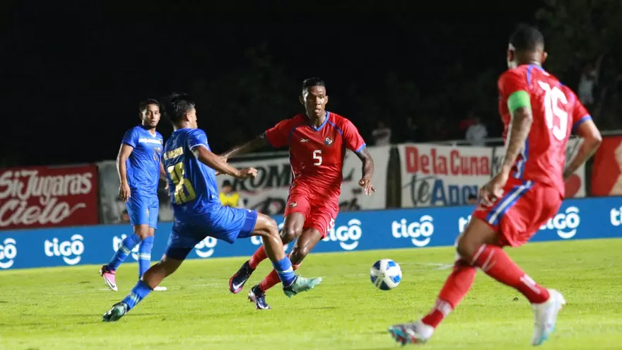 Acción del partido amistoso entre las selecciones de Panamá y Nicaragua