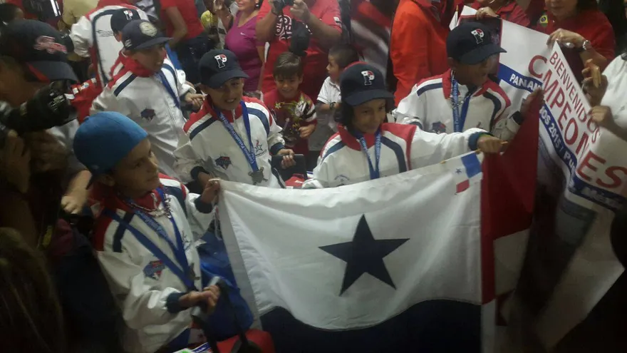 Momento de la llegada de los jugadres del equipo sub-10
