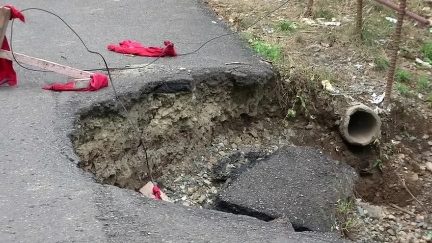 Peligro por un hueco en la calle de Cabuya, Tocumen