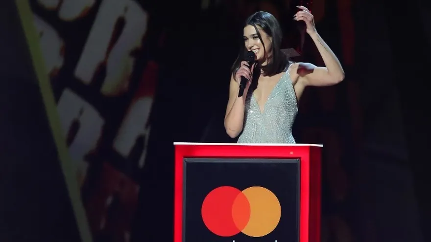La cantante y compositora británica Dua Lipa recoge el galardón para solista británica durante la ceremonia BRIT Awards 2018 en Londres.