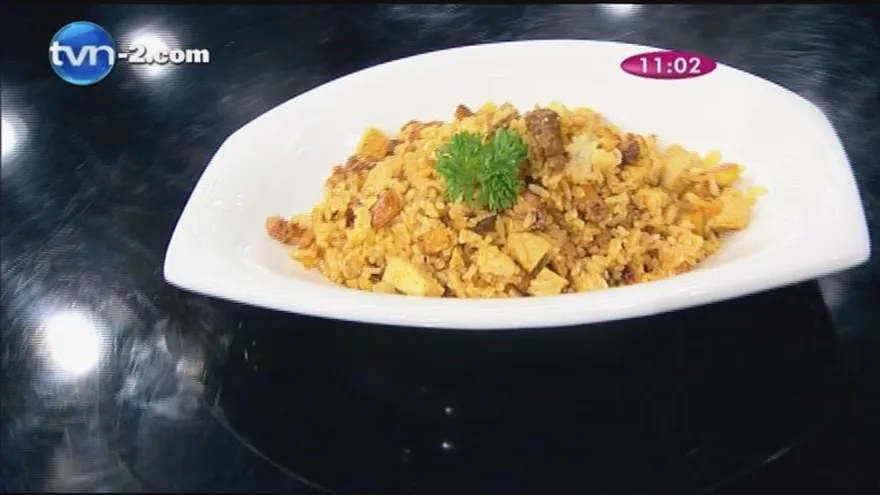 Arroz salteado con tajada, pollo y chorizo