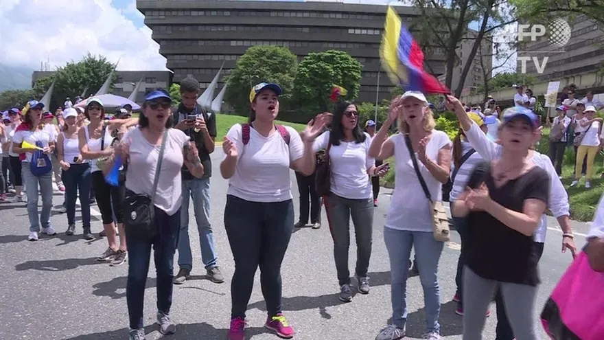 Venezolanos marchan por referendo, Chavismo denuncia golpe
