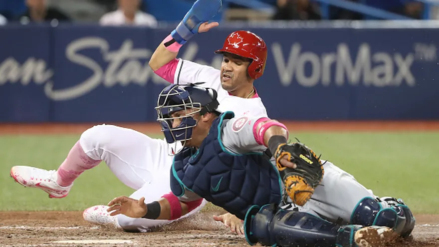 Carlos 'Calicho' Ruiz (con la careta)  intenta detener a Devon Travis