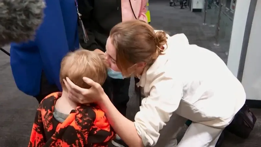 Abrazos y lágrimas con la apertura de la "burbuja" para viajar entre Australia y Nueva Zelanda