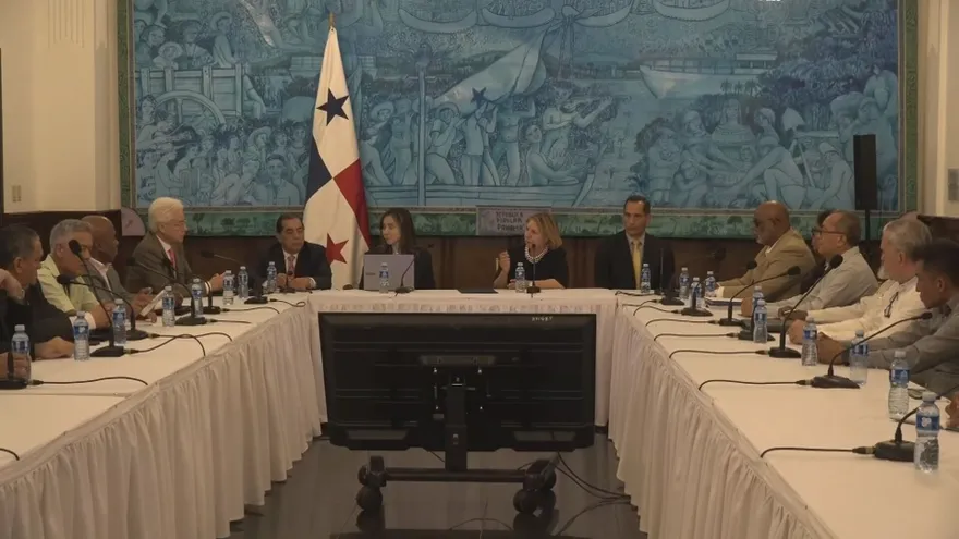 Gobierno evalúa subsidio a transportistas para evitar alza del pasaje