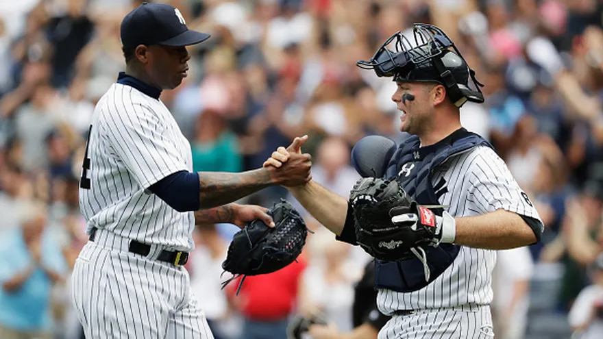 Aroldis Chapman (i) y Brian McCann (d) se felicitan