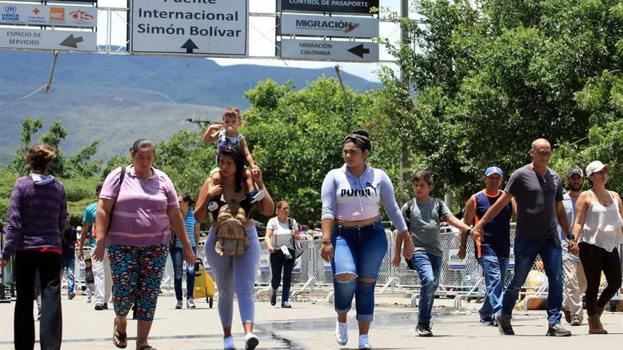 Ciudadanos venezolanos cruzan la frontera hacía Colombia por el puente Simón Bolívar, en Cúcuta (Colombia).