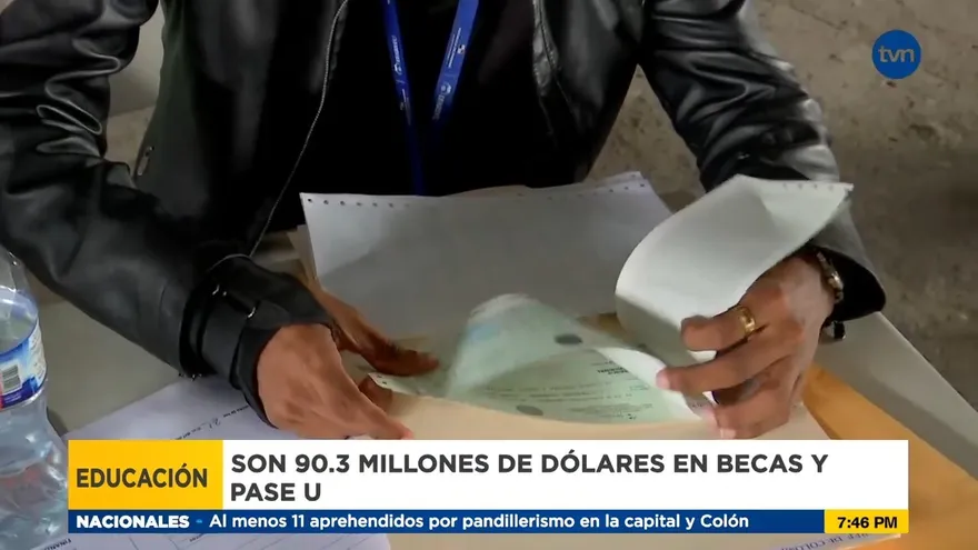 Inicia la entrega de las becas de concurso y Pase U