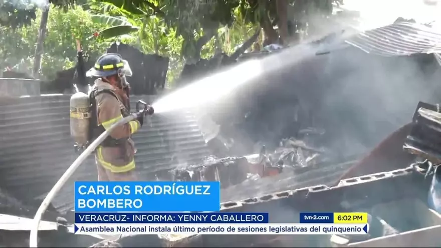 Bomberos enfrentan incendio de residencia en Veracruz