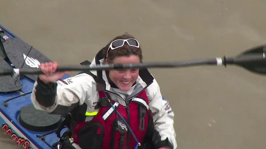 Aventurera completa vuelta al mundo a remo y bicicleta