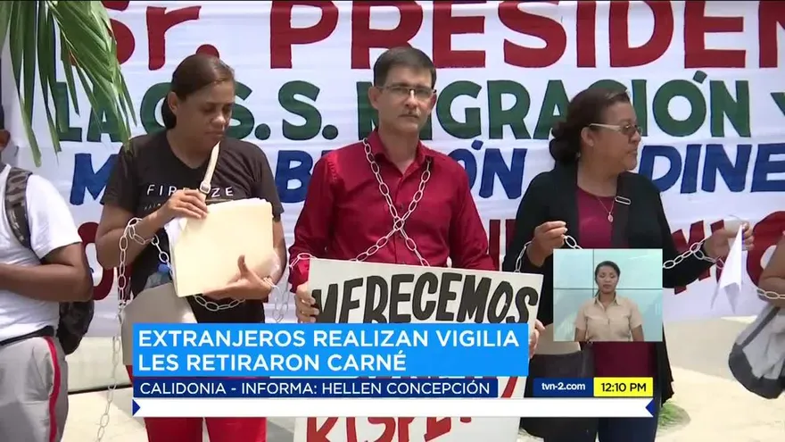 Extranjeros mantienen vigilia luego que les quitaran su carné de estadía