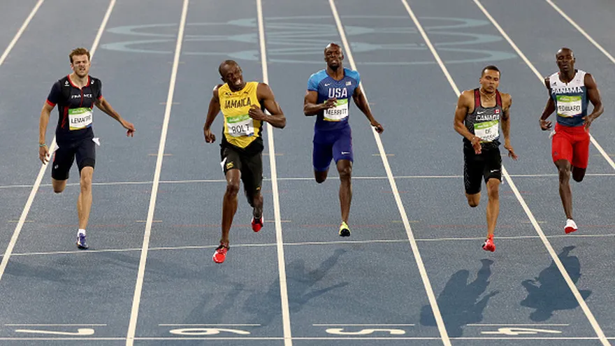 Edward (d) sintió molestia física antes de la final de los 200 metros