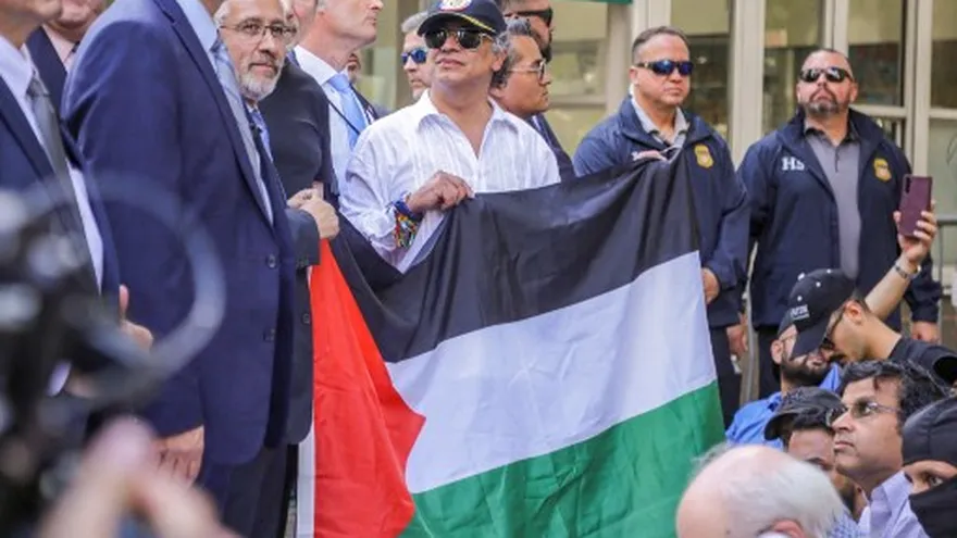 El presidente colombiano Gustavo Petro sosteniendo una bandera de Palestina